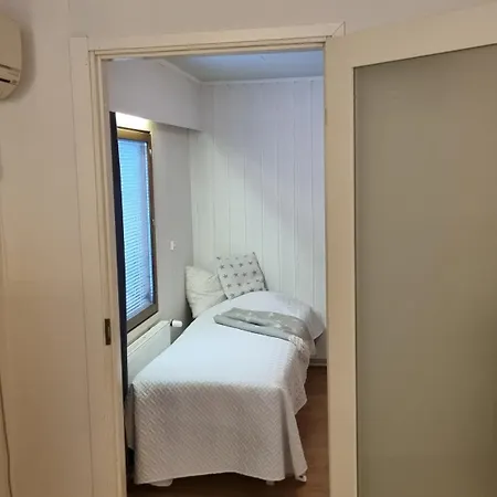 Freshly Renovated Detached House With Free Parking *