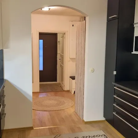 Freshly Renovated Detached House With Free Parking