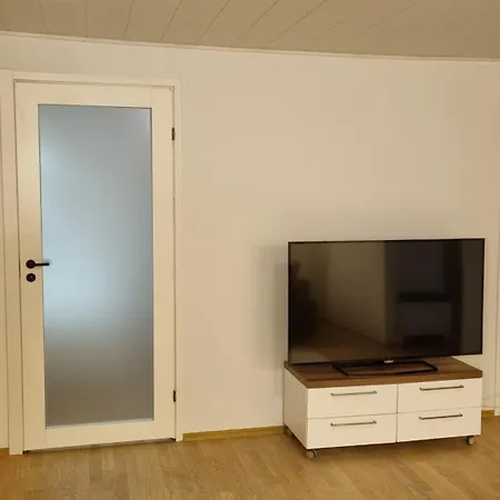 Freshly Renovated Detached House With Free Parking *