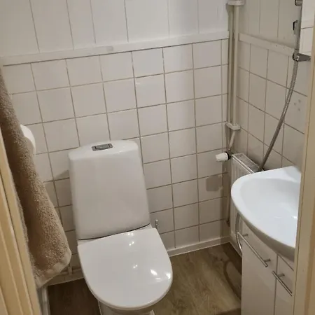 Freshly Renovated Detached House With Free Parking