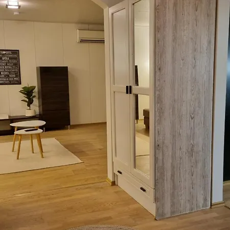 Freshly Renovated Detached House With Free Parking