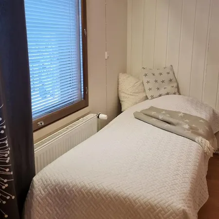 Freshly Renovated Detached House With Free Parking